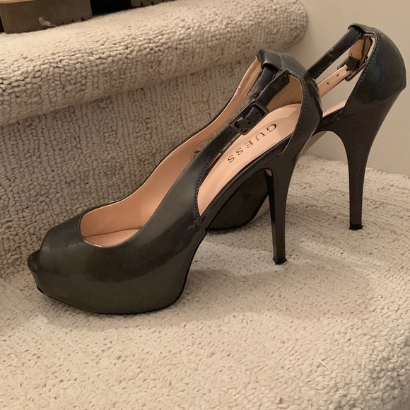 No box, right shoe has heat damage inside, outside is in excellent condition. - Picture 6 of 6